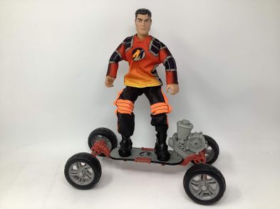 FIGURA ACCION HASBRO ACCION EN PATIN