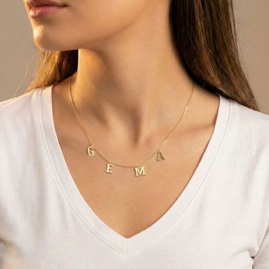 collar de oro con letras personalizado
