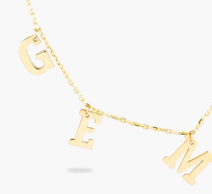 collar de oro con letras personalizado