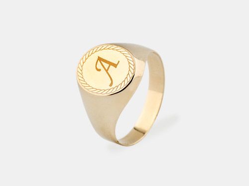 anillo sello de oro oval con inicial en brillo y mate personalizado