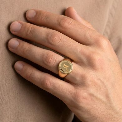 anillo sello de oro oval con inicial en brillo y mate personalizado