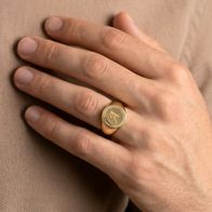 anillo sello de oro oval con inicial en brillo y mate personalizado