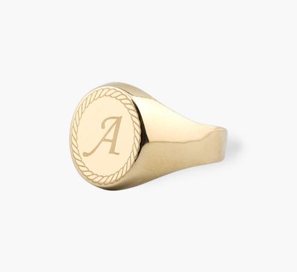 anillo sello de oro oval con inicial en brillo y mate personalizado