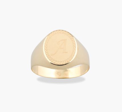 anillo sello de oro oval con inicial en brillo y mate personalizado