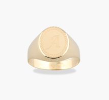 anillo sello de oro oval con inicial en brillo y mate personalizado