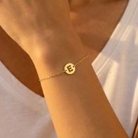 pulsera de oro moneda con inicial personalizada