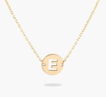 pulsera de oro moneda con inicial personalizada