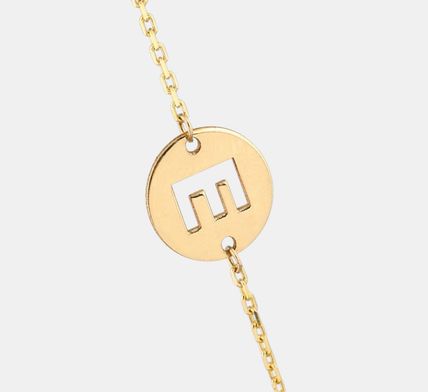 pulsera de oro moneda con inicial personalizada