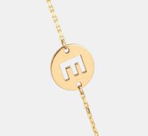 pulsera de oro moneda con inicial personalizada