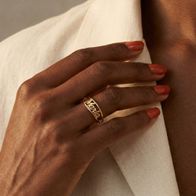 anillo de oro con nombre personalizado