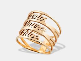 anillo de oro liso con 3 nombres personalizado