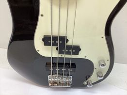 baixo el&eacute;trico squier precision bass