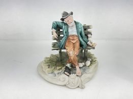 ceramica alta gama capodimonte hombre sentado con palomas