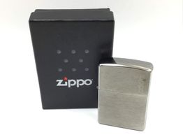 encendedor zippo dise&ntilde;o logo dorado y plata cepillada