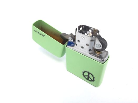 encendedor zippo paz