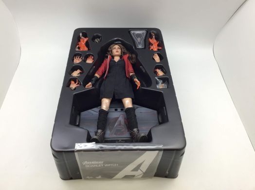 figura accion hot toys scarlet witch