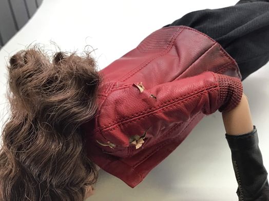 figura accion hot toys scarlet witch