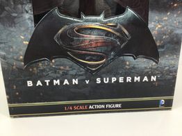 figura accion neca batman vs superman