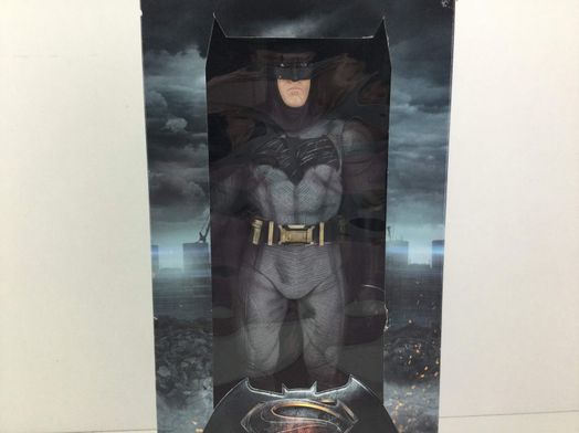 figura accion neca batman vs superman