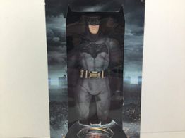 figura accion neca batman vs superman