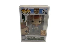 figura de a&ccedil;&atilde;o funko freddy funko as peacemaker camp fundays 2023