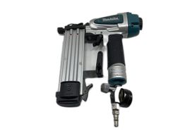 herramienta neumatica makita clavadora