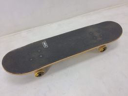 monopatin nkx calavera amarilla