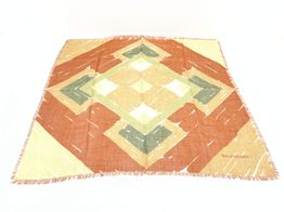 pa&ntilde;uelo de marca belenciaga