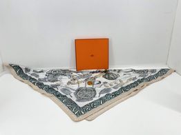 pañuelo de marca hermes