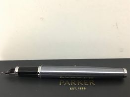 pluma estilografica parker gris