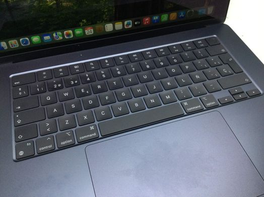 portatil apple apple macbook air m2 8-core 3.4 15 (10gpu) (2023) (a2941)