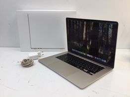 portatil apple apple macbook air m3 8-core 4.0 15 (10gpu) (2024) (a3114)