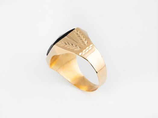 sello oro 18k con onix 