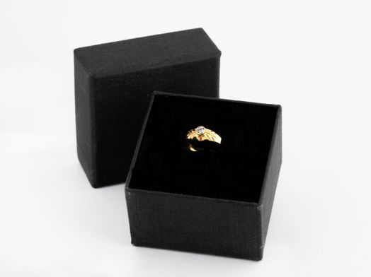 sello oro 18k con circonita 