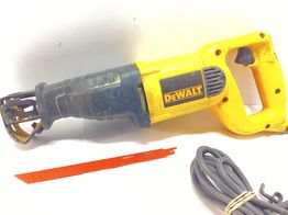 sierra sable dewalt dw303-qs