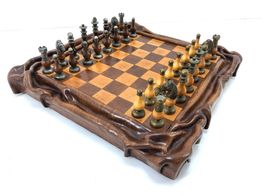 tablero ajedrez sin marca tablero acabado en piel kangaroo. set de piezas en metal y madera.